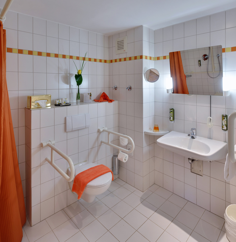 behindertenfreundliches Badezimmer - Waschbecken und Toilette