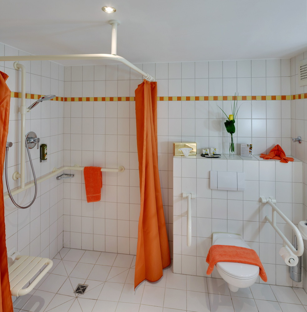 behindertenfreundliches Badezimmer - Dusche und Toilette